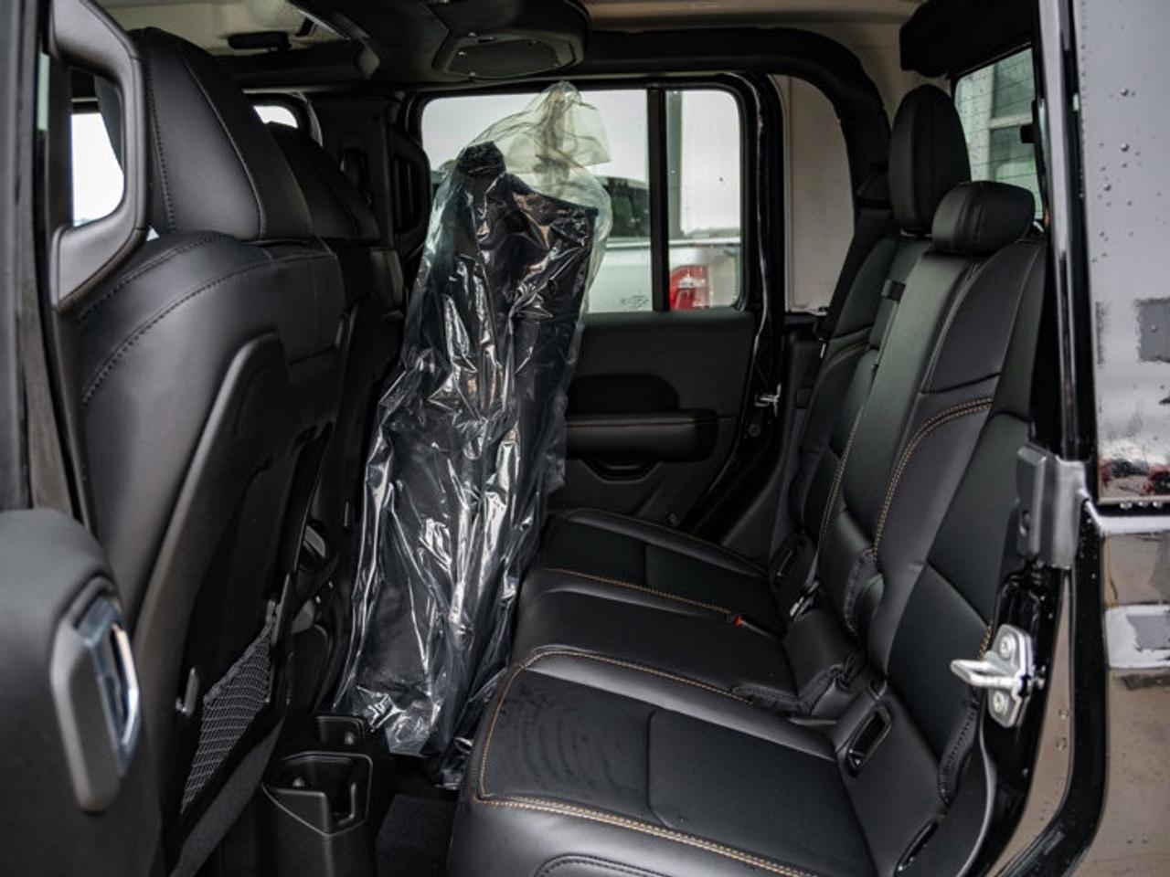 2026 Jeep Gladiator Sahara Photo