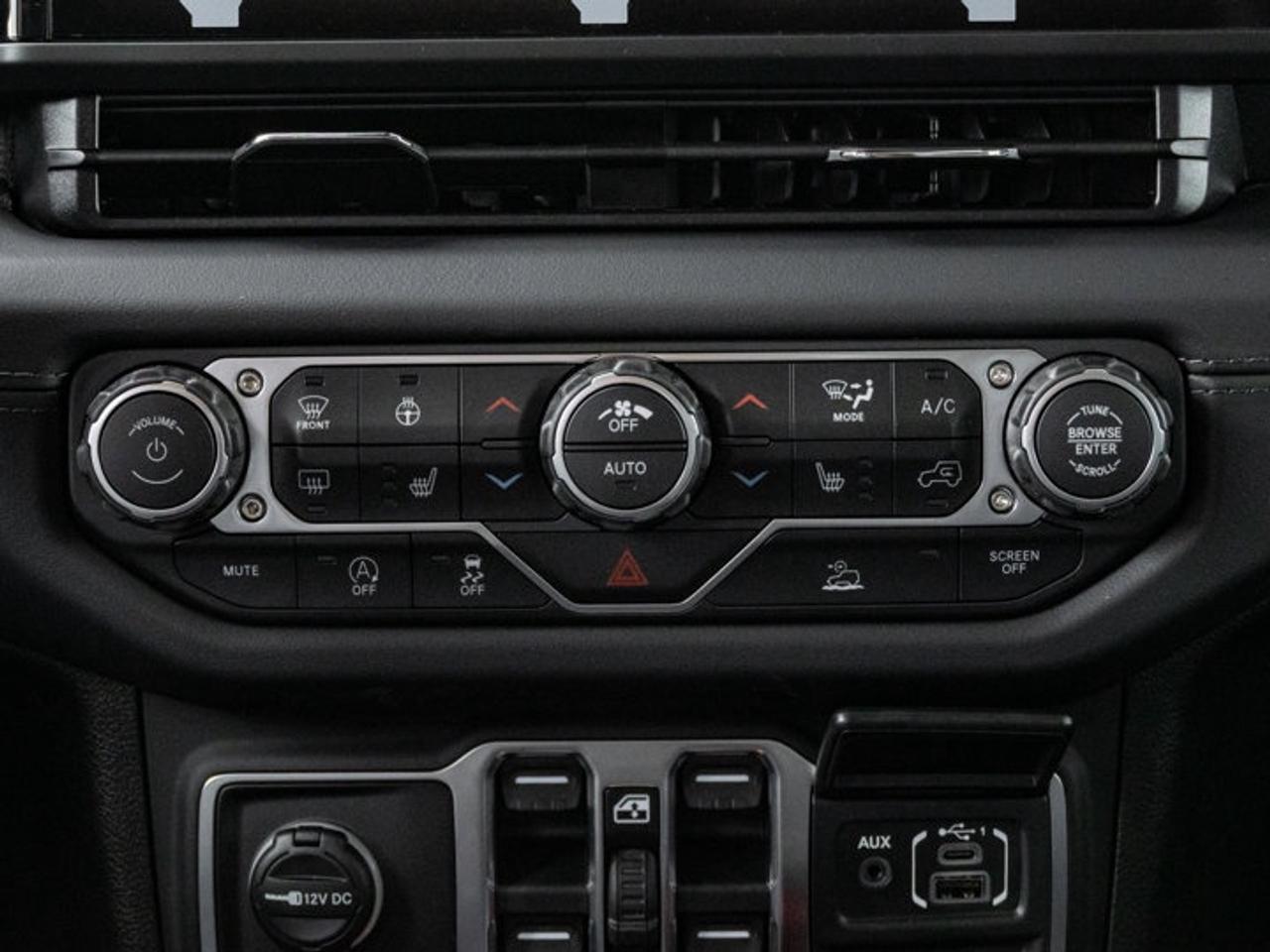 2026 Jeep Gladiator Sahara Photo