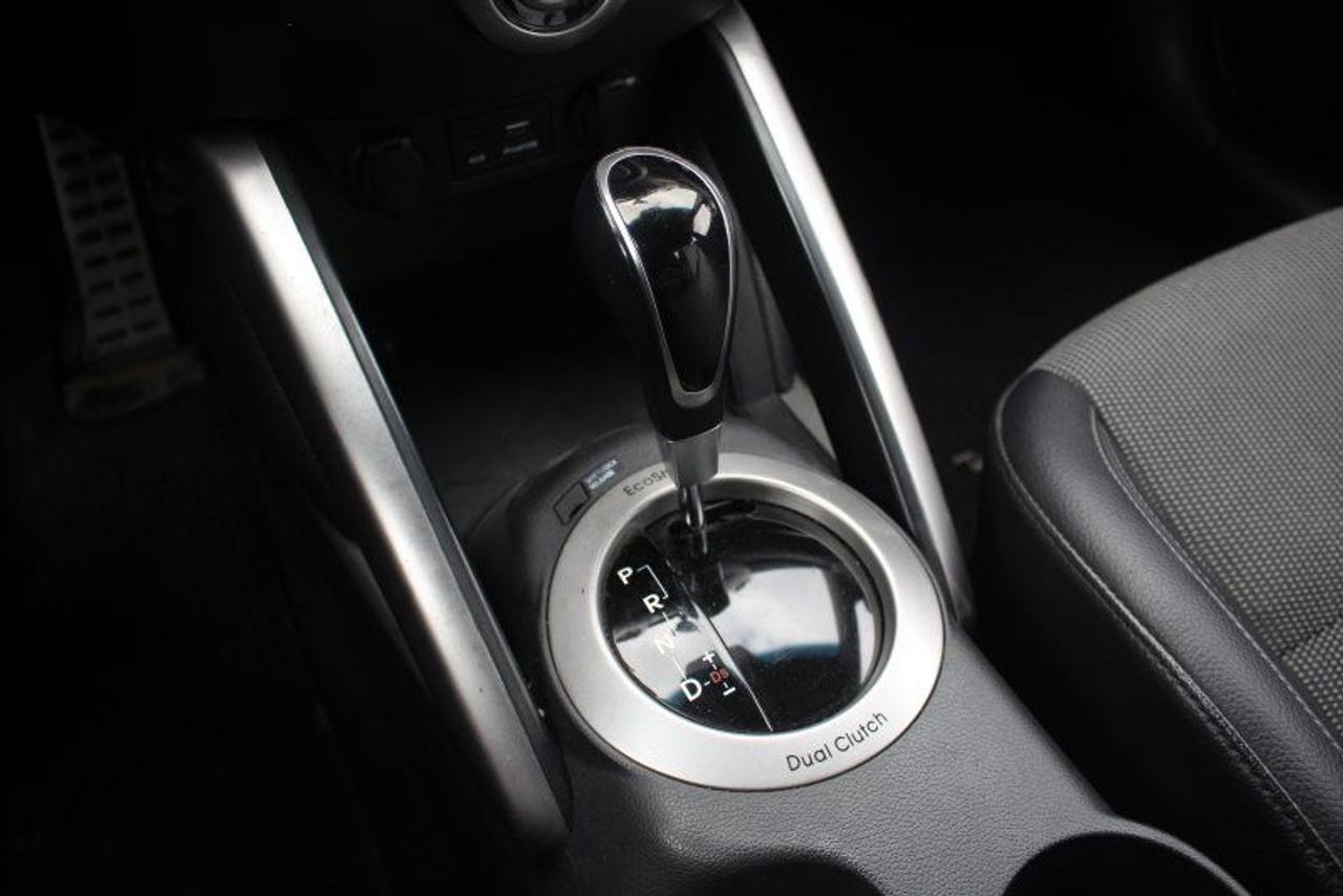 2015 Hyundai Veloster w/Tech*Heated Seats*Moon Roof*Rear Cam*Navigation Photo