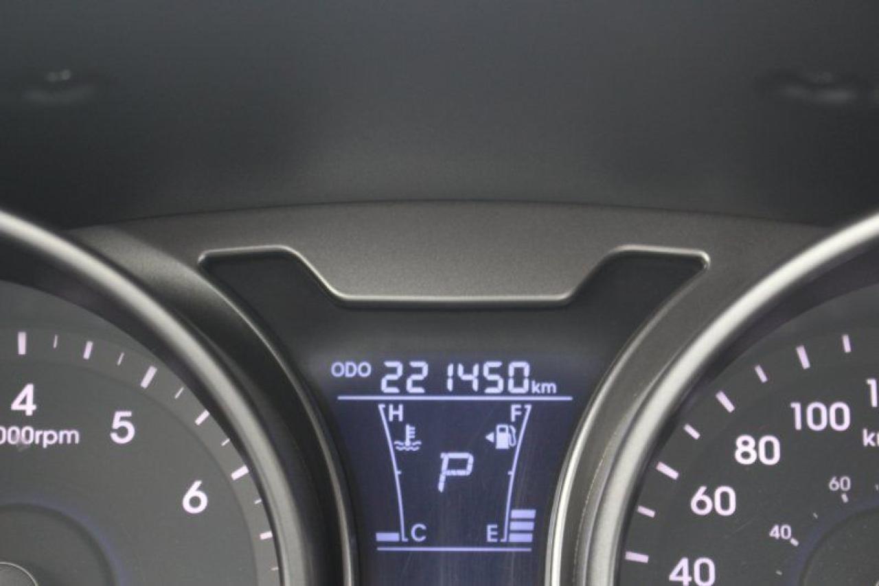 2015 Hyundai Veloster w/Tech*Heated Seats*Moon Roof*Rear Cam*Navigation Photo