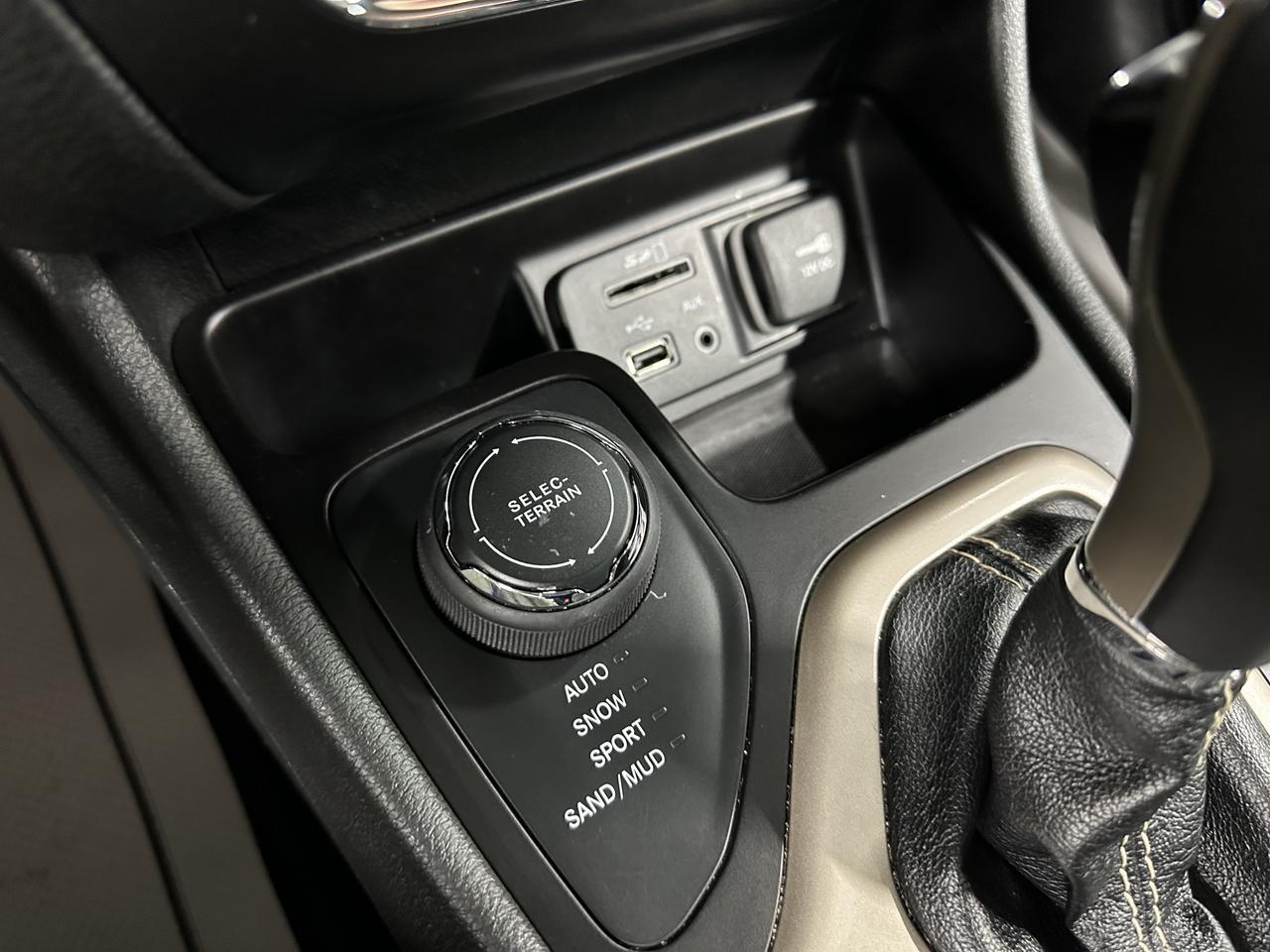 2015 Jeep Cherokee 4WD 4dr North Photo10