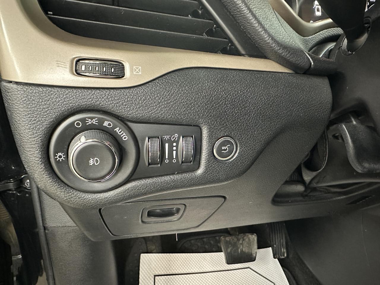 2015 Jeep Cherokee 4WD 4dr North Photo16