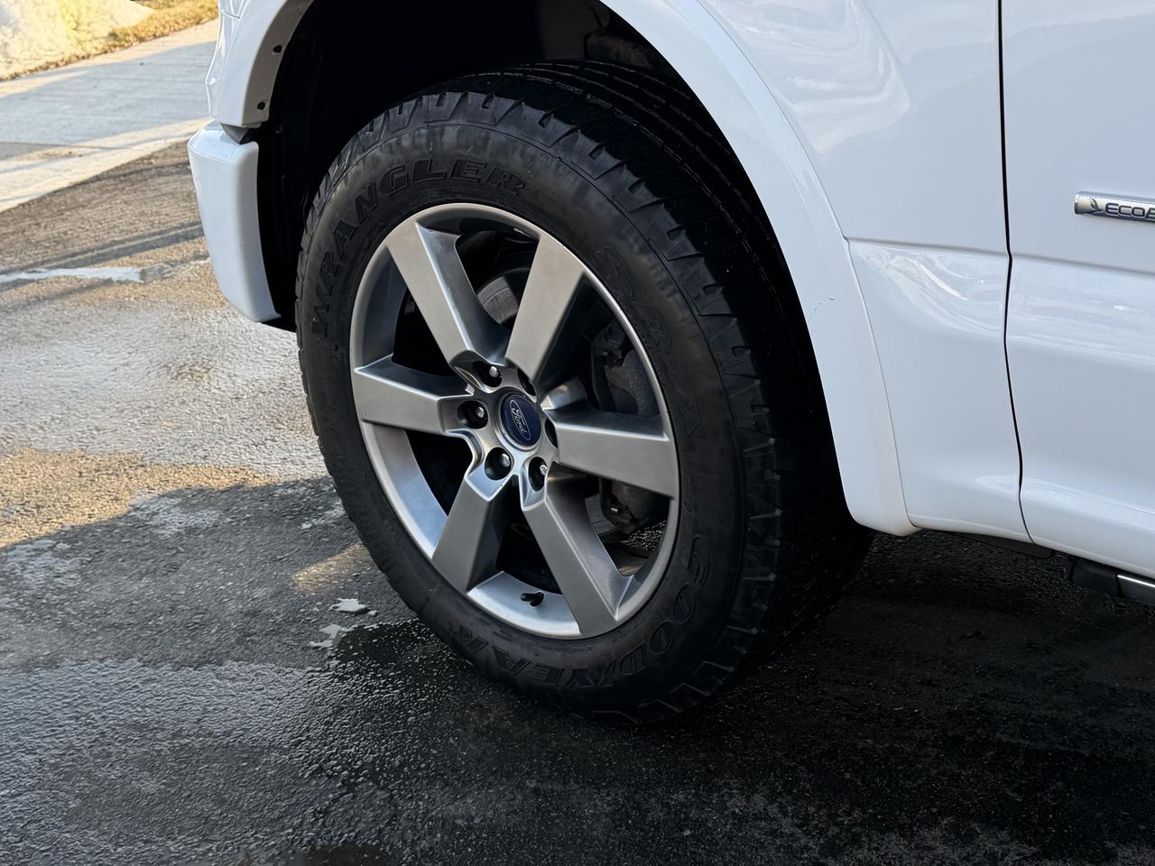 2015 Ford F-150 Lariat Photo