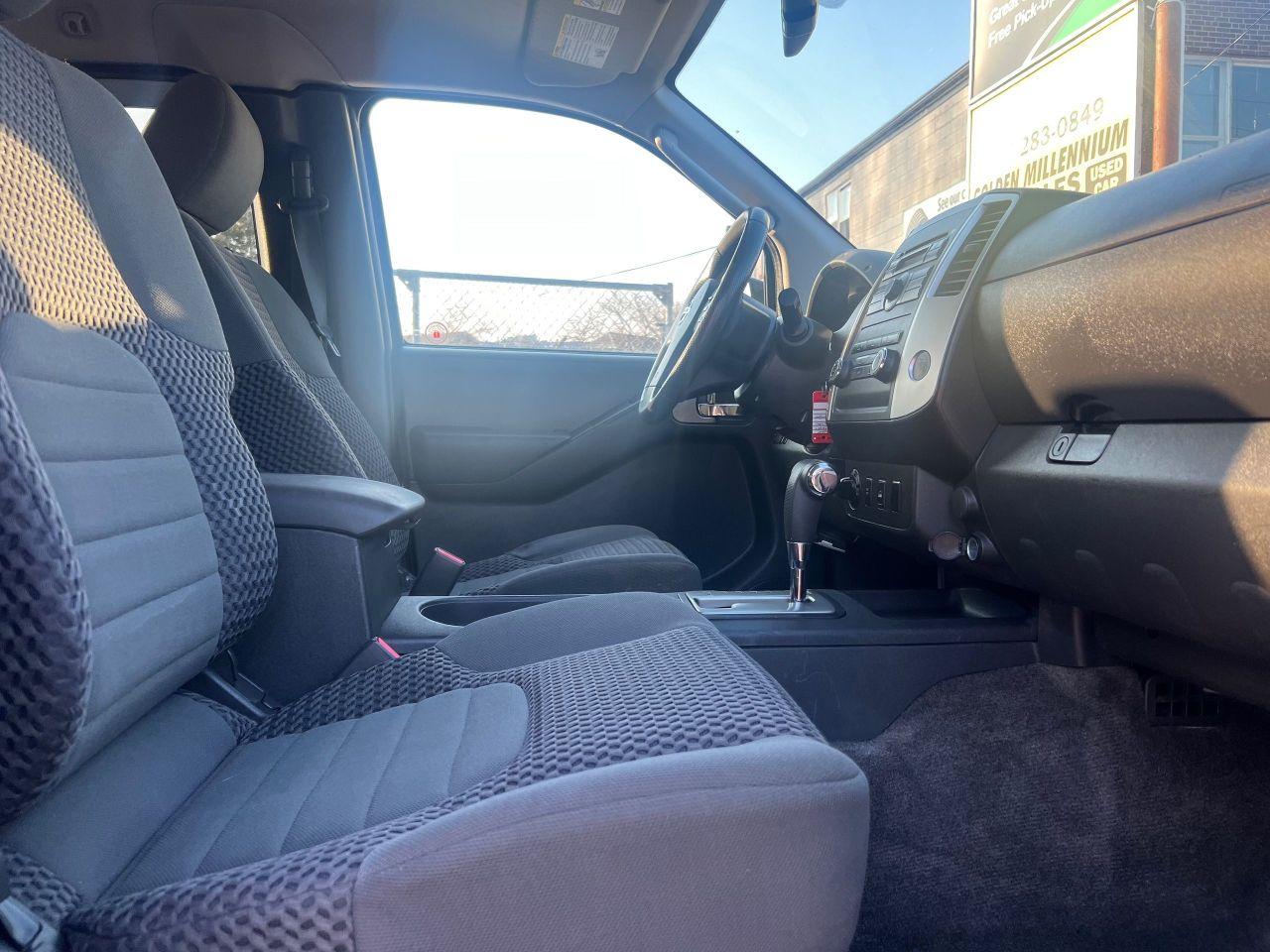 2011 Nissan Frontier SV-4WD-AUTOMATIC & MORE! Photo
