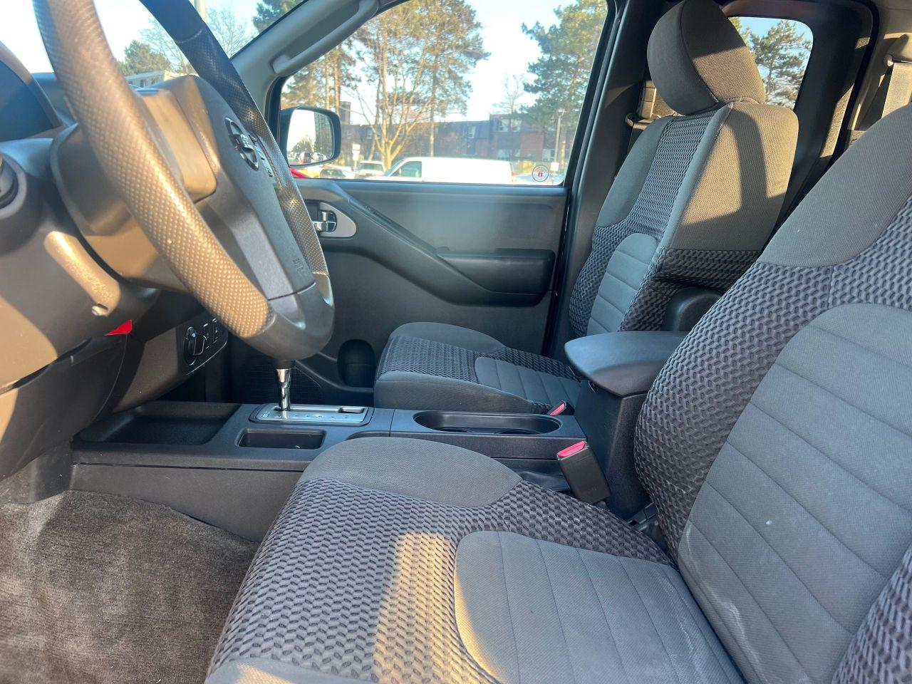 2011 Nissan Frontier SV-4WD-AUTOMATIC & MORE! Photo