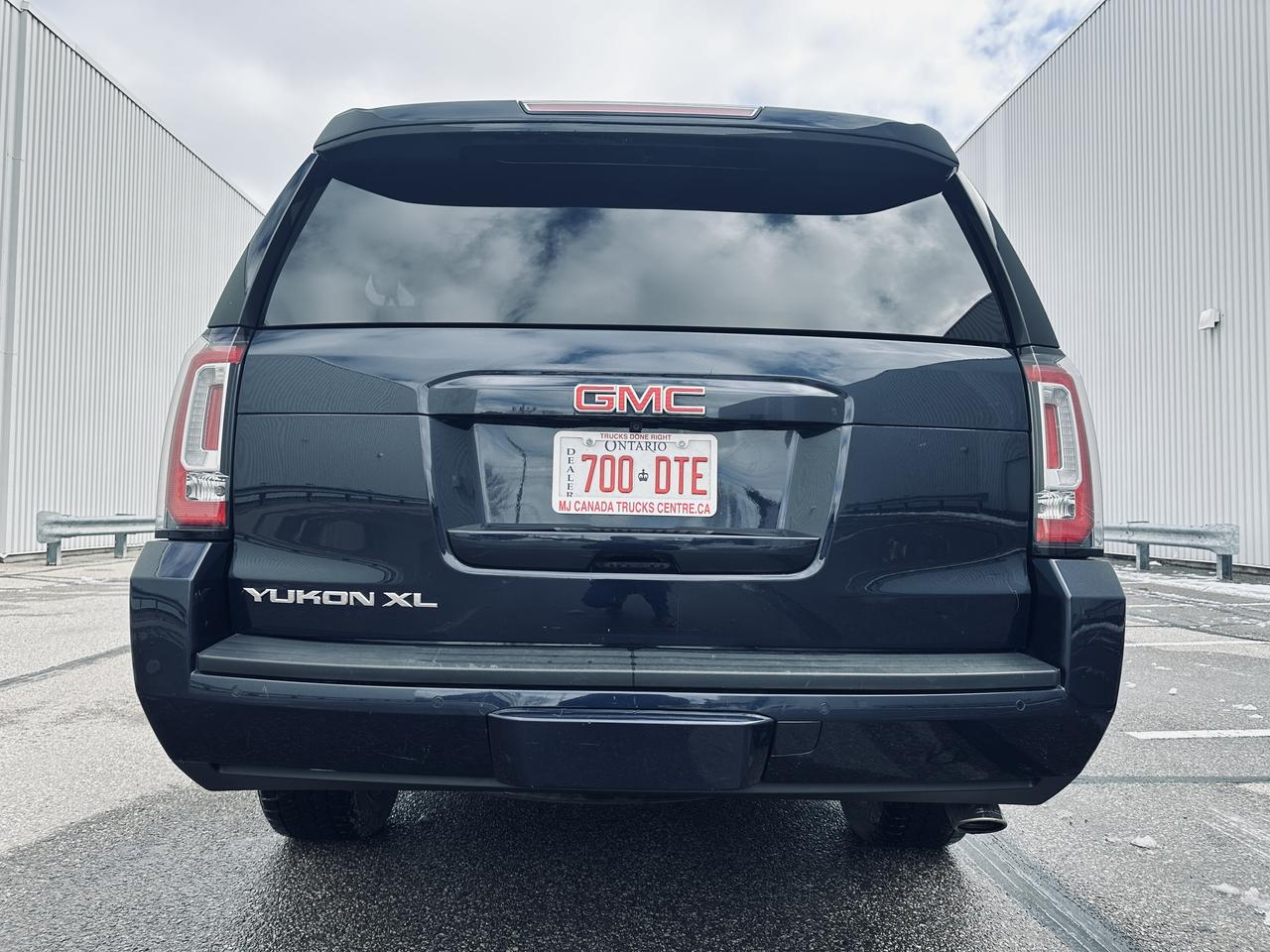2017 GMC Yukon XL SLT 8 Passengers Fully Equiped Photo4
