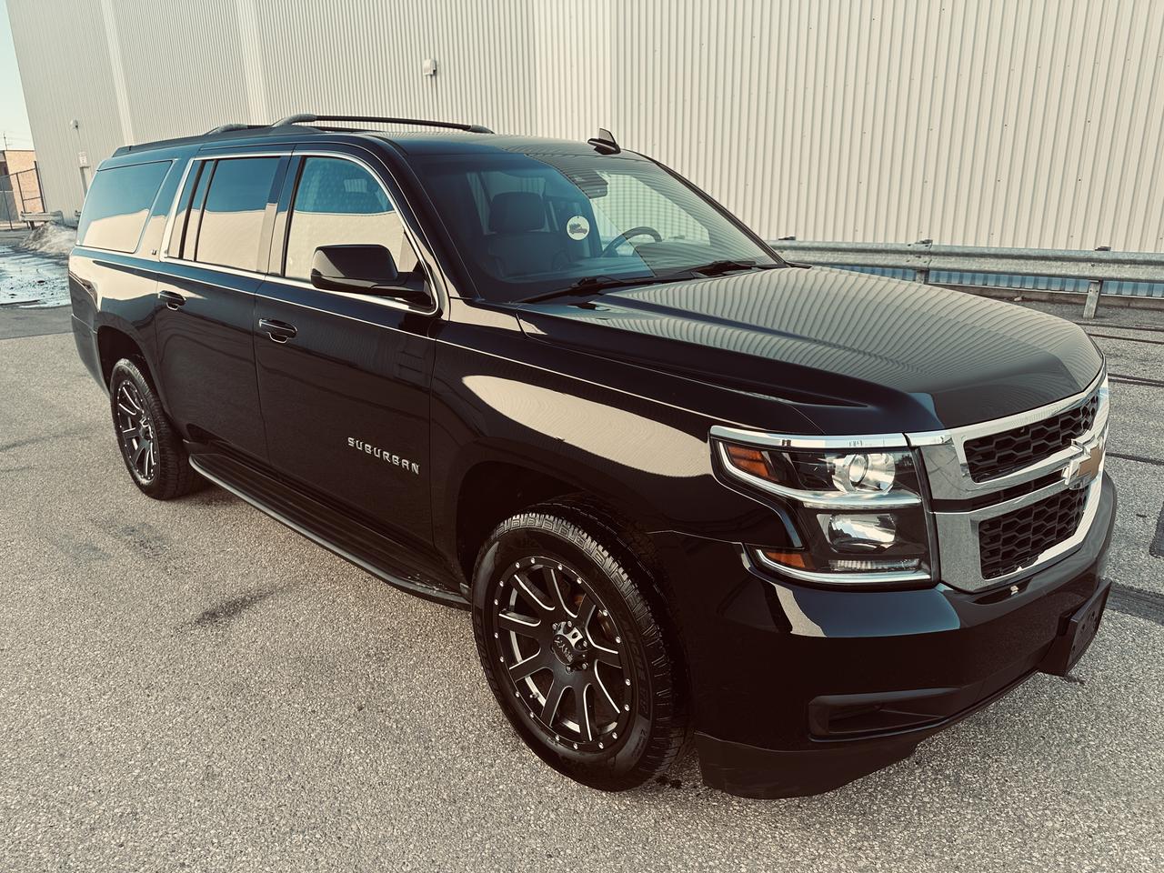 2017 Chevrolet Suburban LT 8 Pass Triple Black Fully Equiped Photo4