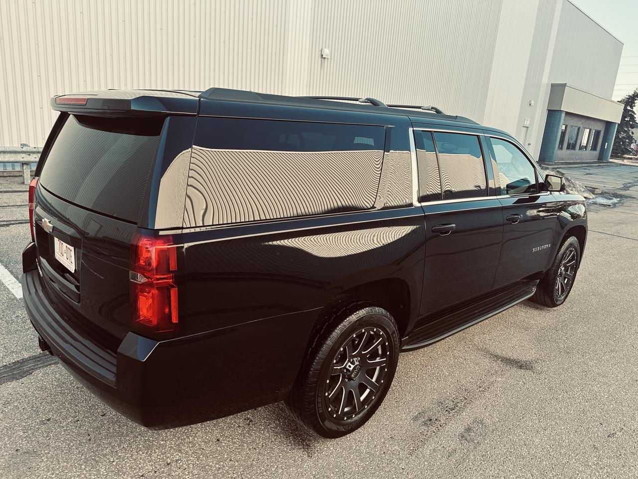 2017 Chevrolet Suburban LT 8 Pass Triple Black Fully Equiped Photo3