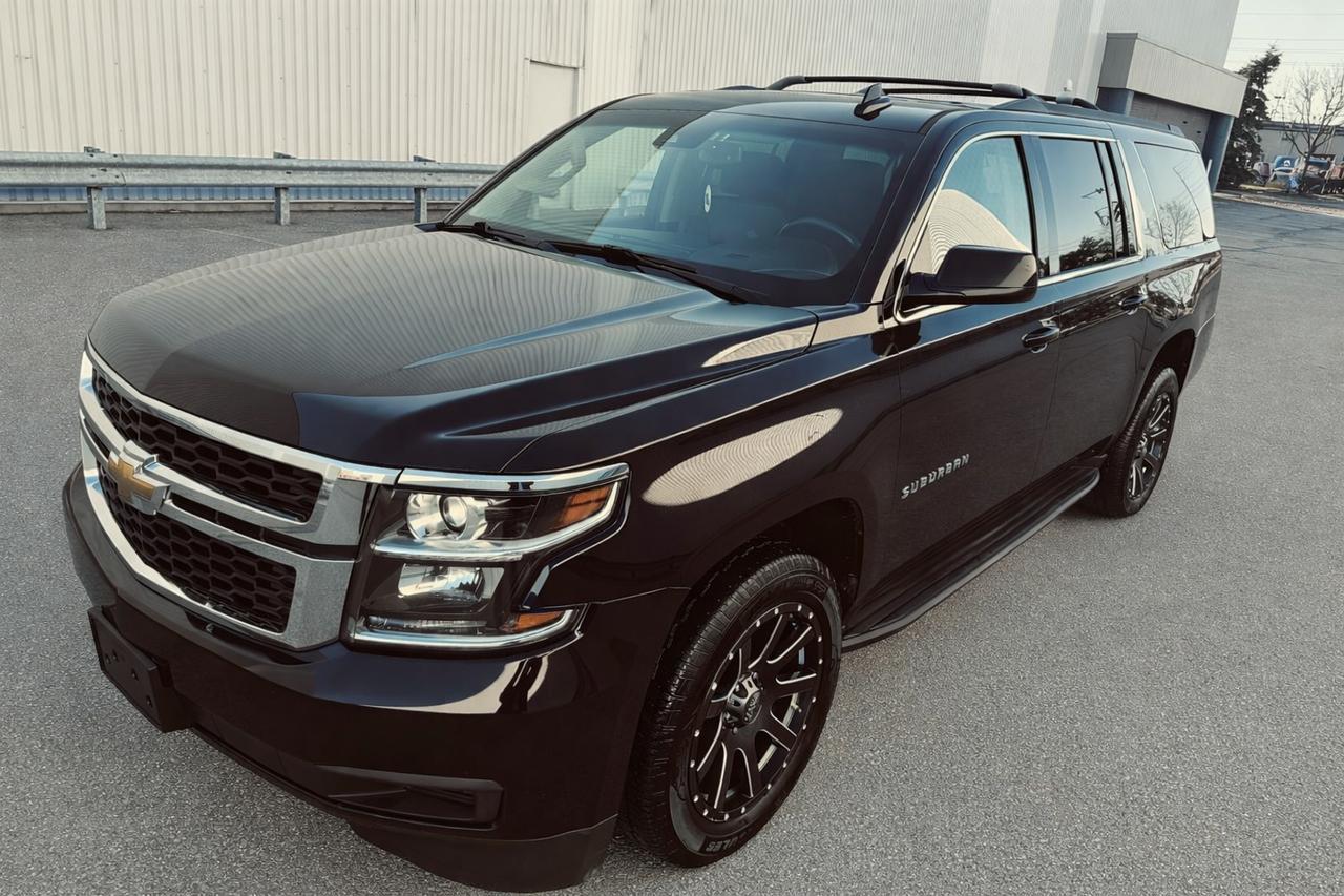 2017 Chevrolet Suburban LT 8 Pass Triple Black Fully Equiped Photo2