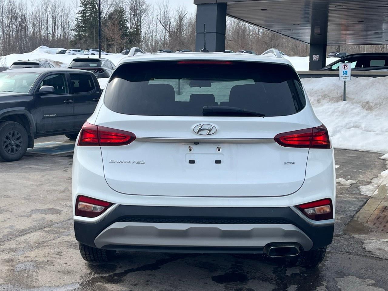2020 Hyundai Santa Fe 2.4L Essential AWD w/Safety Package Photo