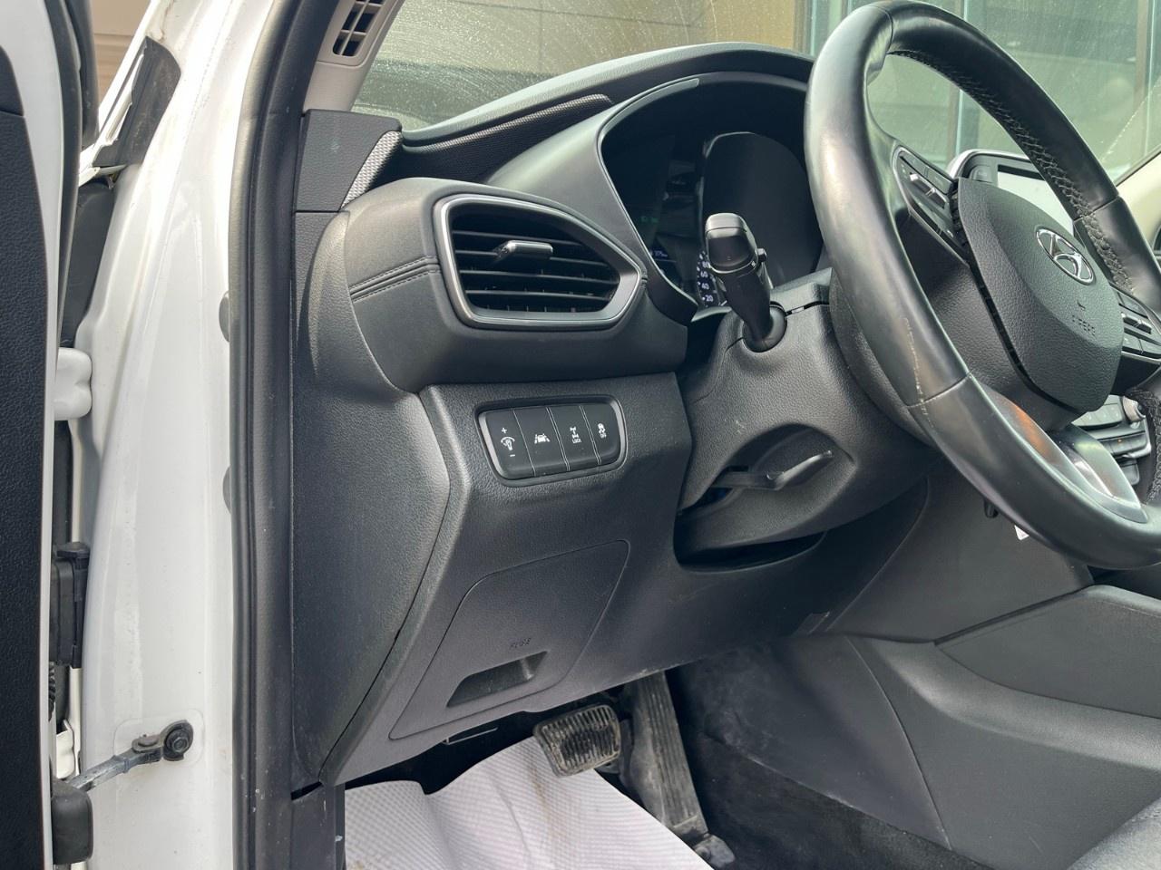 2020 Hyundai Santa Fe 2.4L Essential AWD w/Safety Package Photo