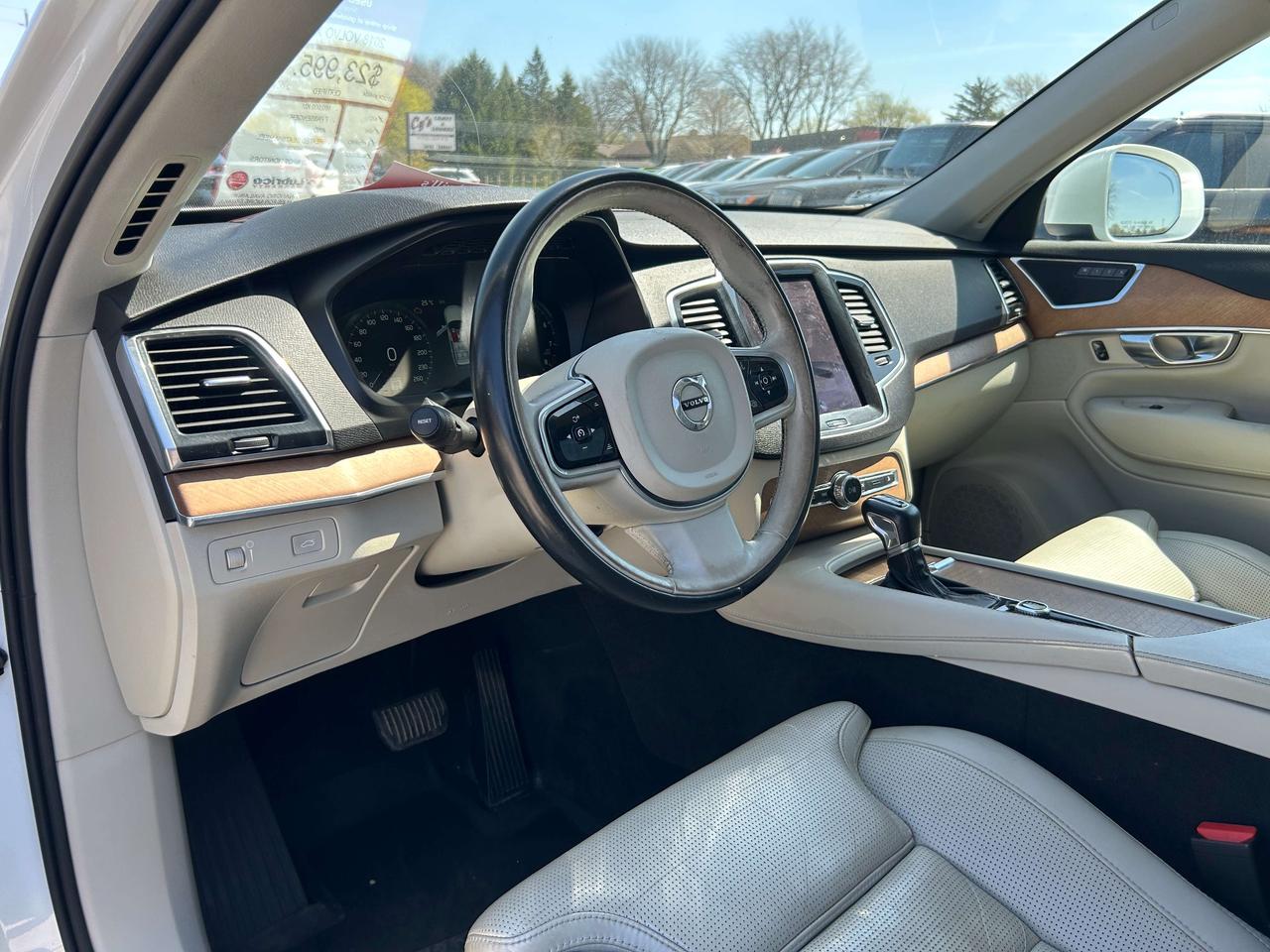 2018 Volvo XC90 T6, 7 PASSENGER, AWD, SUNROOF, HEATED LEATHER! Photo