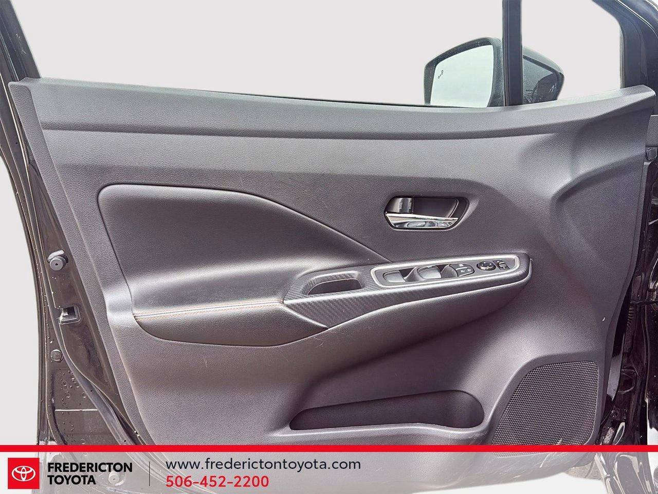 2023 Nissan Versa SR Photo