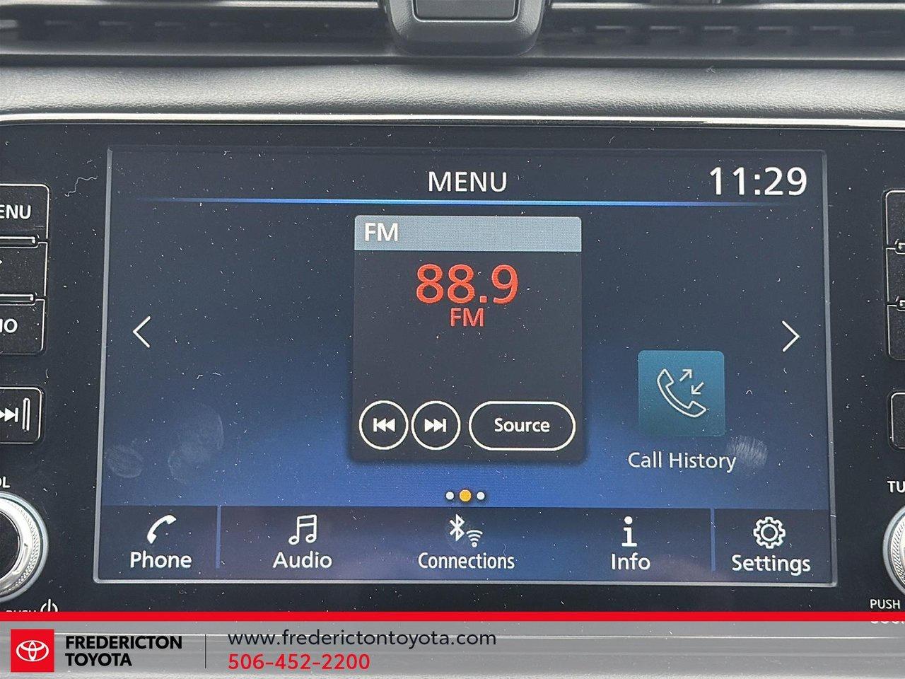 2023 Nissan Versa SR Photo