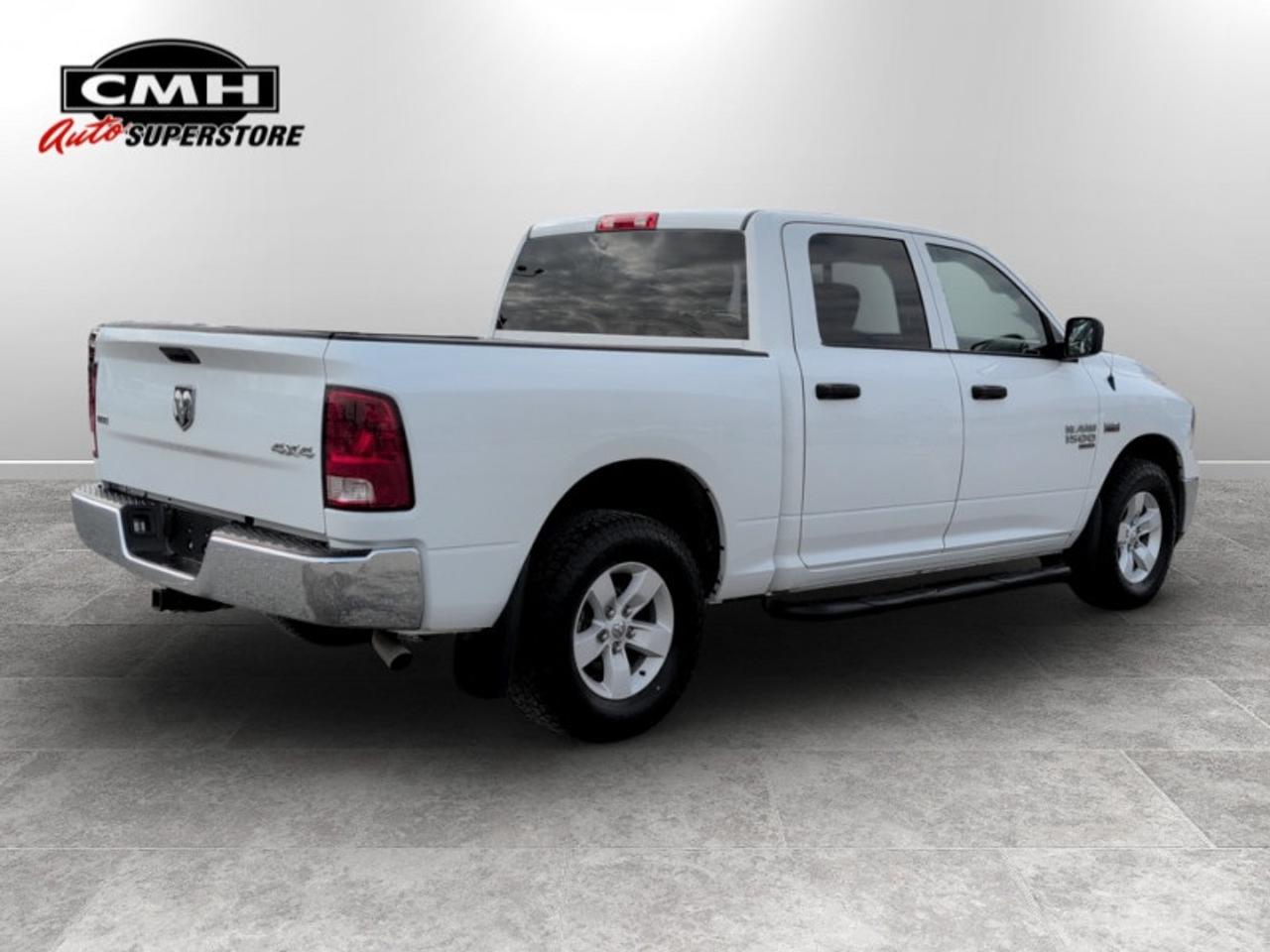 2023 RAM 1500 Classic SLT  **5.7L HEMI - NO ACCIDENTS** Photo4