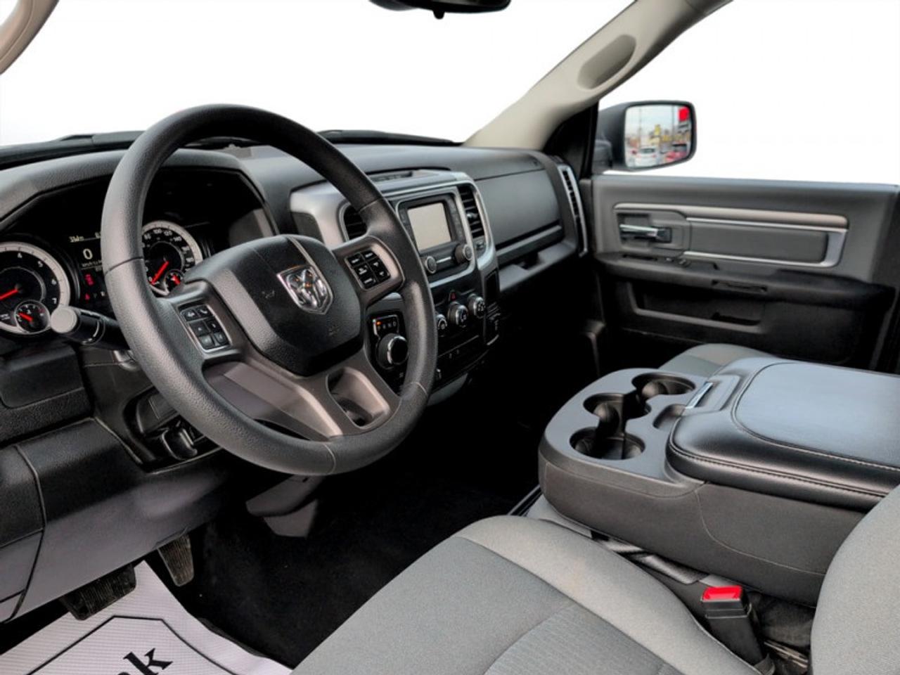 2023 RAM 1500 Classic SLT  **5.7L HEMI - NO ACCIDENTS** Photo