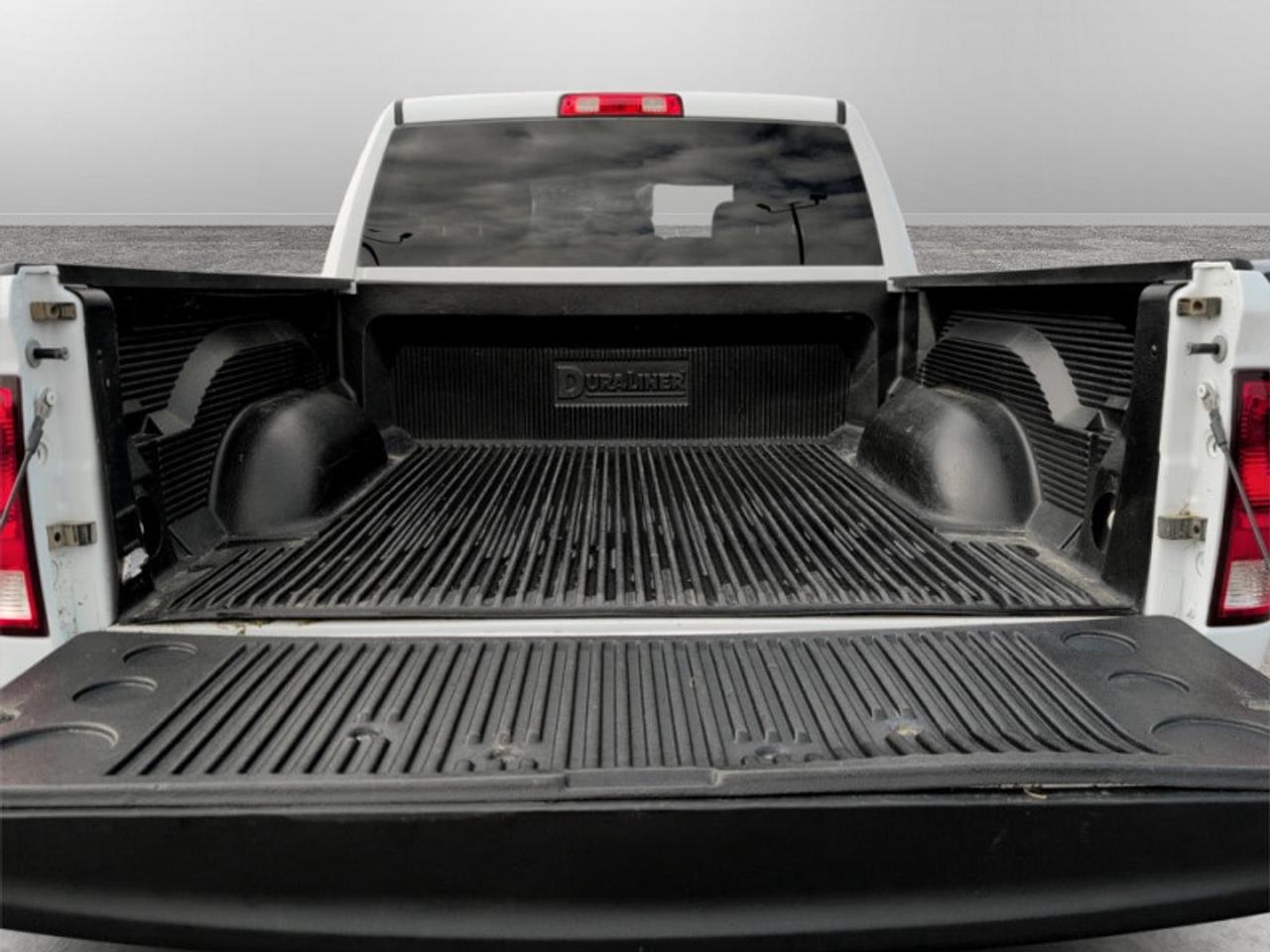 2023 RAM 1500 Classic SLT  **5.7L HEMI - NO ACCIDENTS** Photo