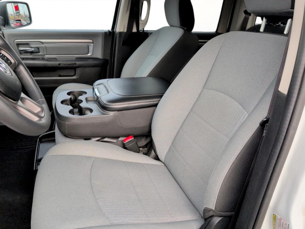 2023 RAM 1500 Classic SLT  **5.7L HEMI - NO ACCIDENTS** Photo