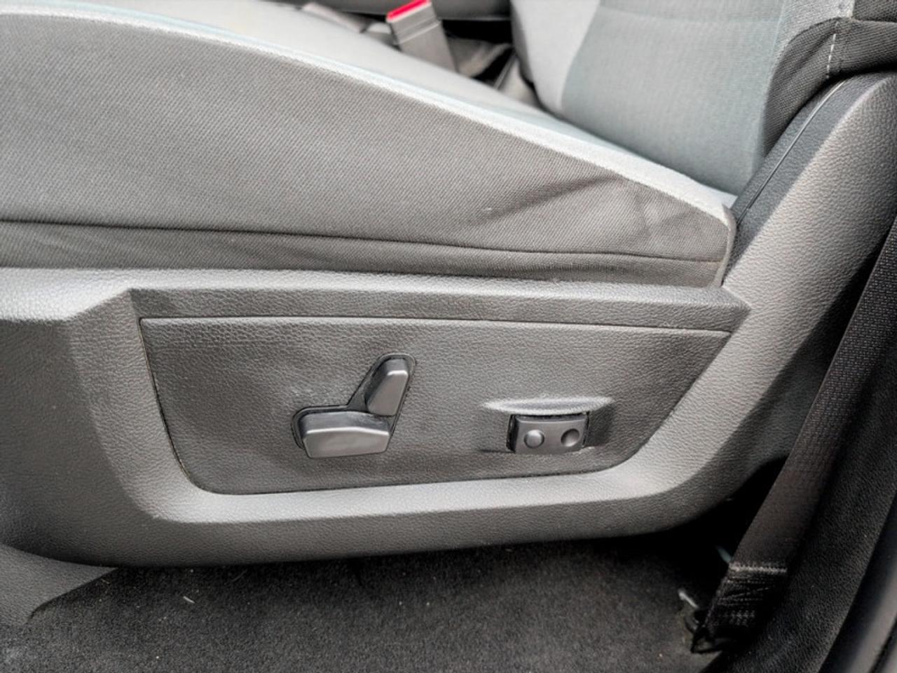 2023 RAM 1500 Classic SLT  **5.7L HEMI - NO ACCIDENTS** Photo