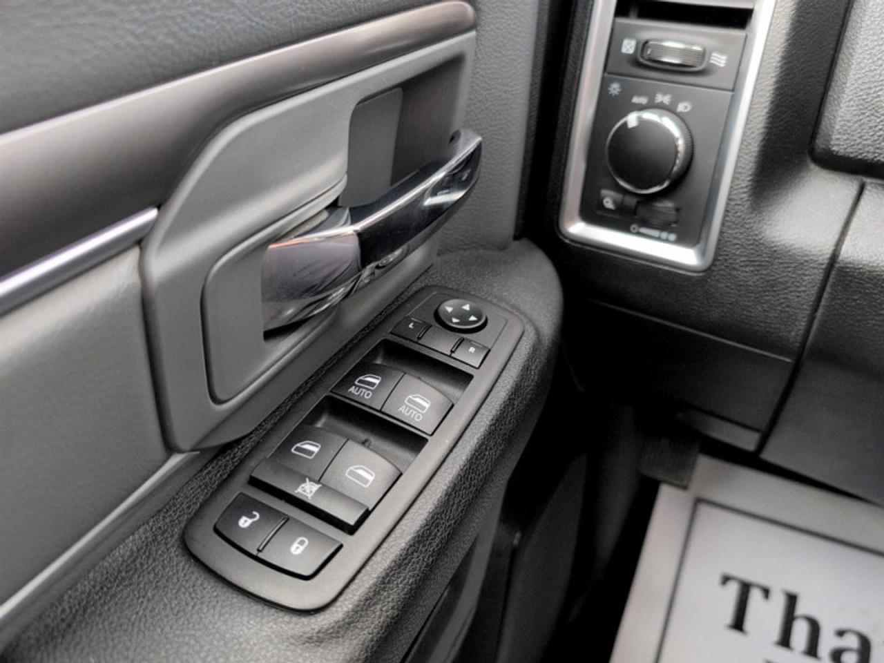 2023 RAM 1500 Classic SLT  **5.7L HEMI - NO ACCIDENTS** Photo