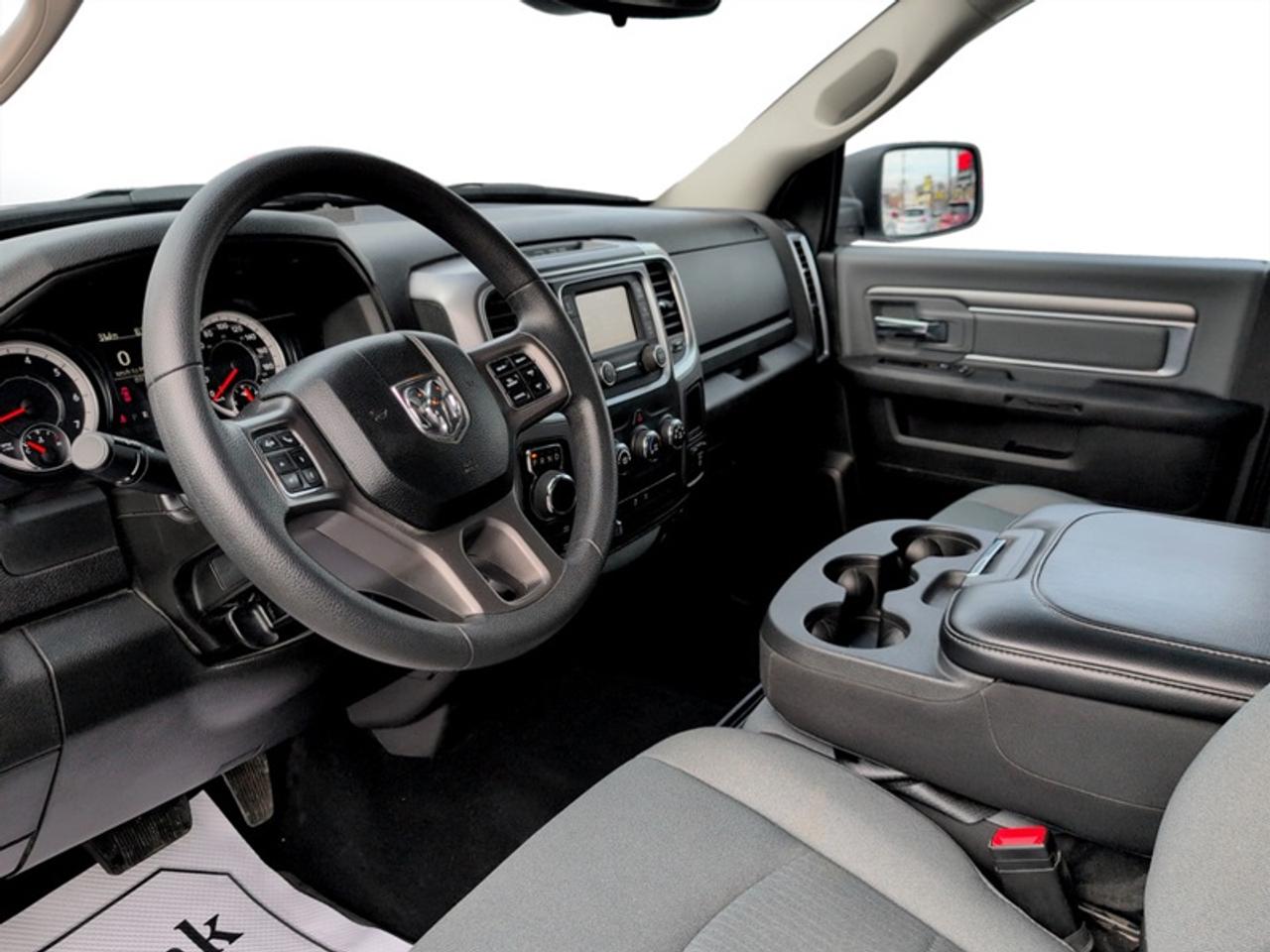 2023 RAM 1500 Classic SLT  **5.7L HEMI - NO ACCIDENTS** Photo