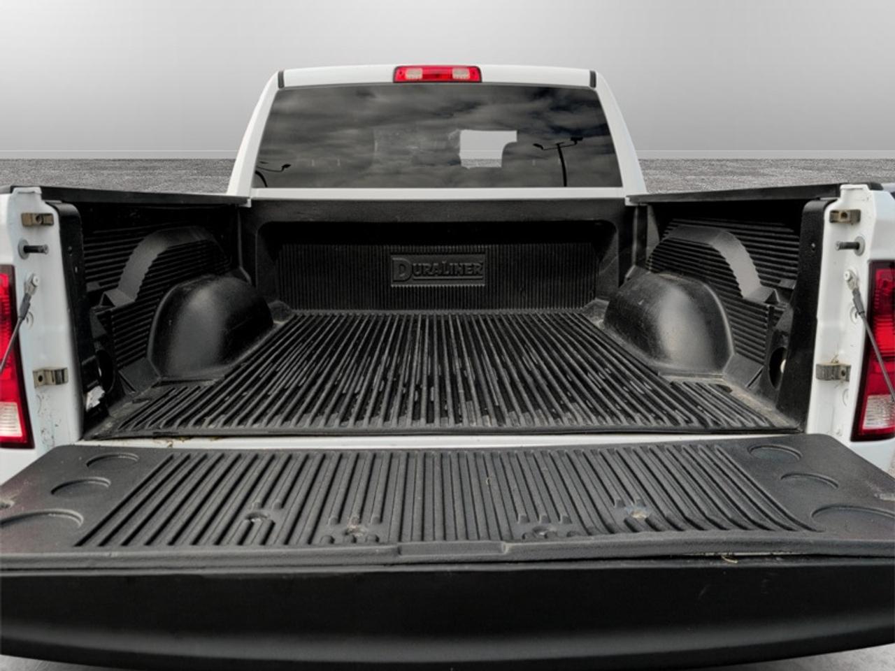 2023 RAM 1500 Classic SLT  **5.7L HEMI - NO ACCIDENTS** Photo