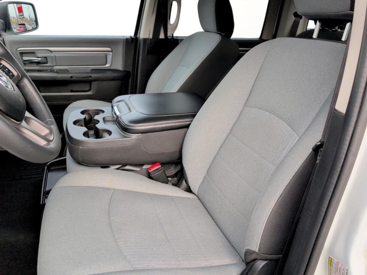 2023 RAM 1500 Classic SLT  **5.7L HEMI - NO ACCIDENTS** Photo