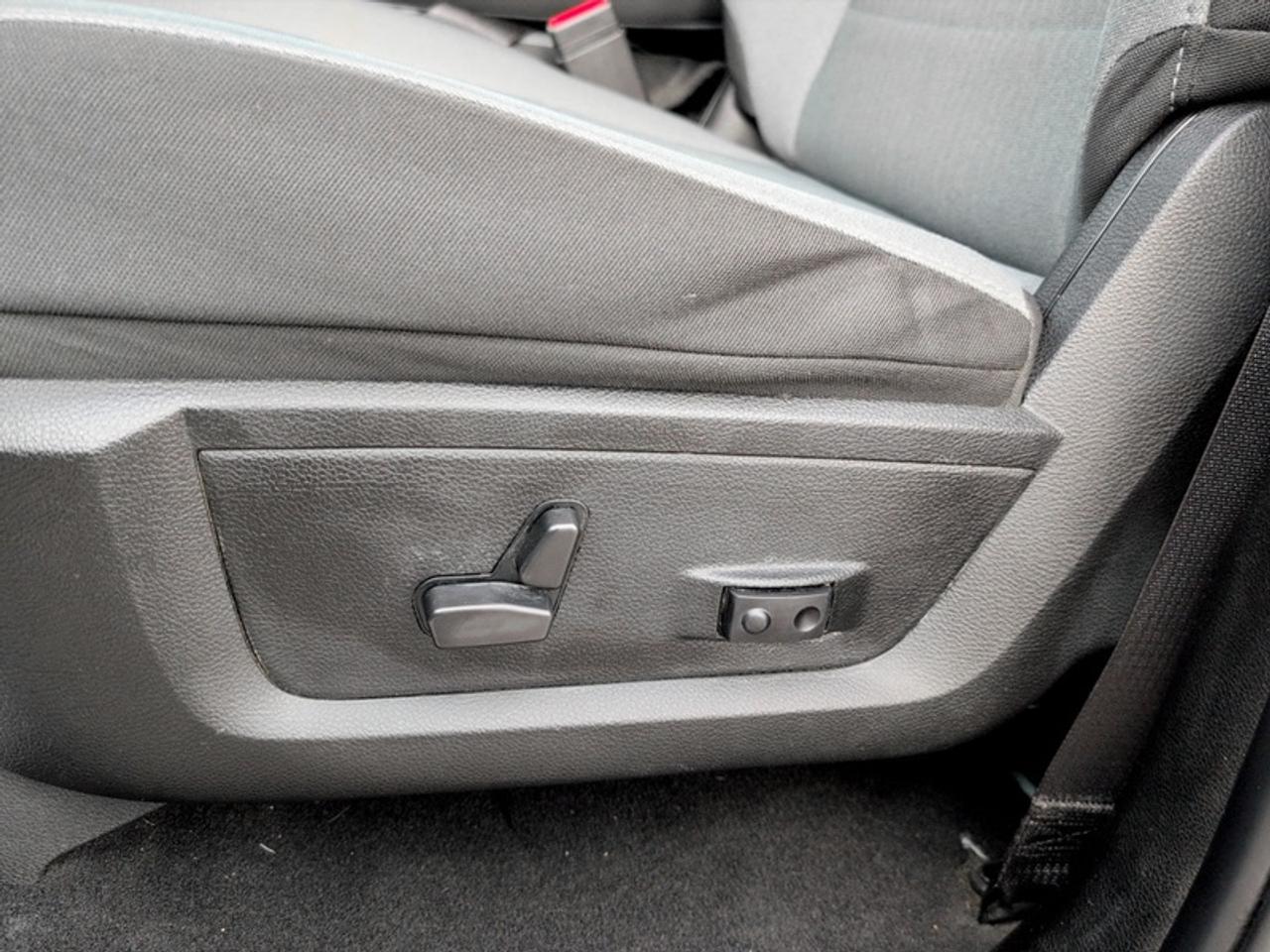 2023 RAM 1500 Classic SLT  **5.7L HEMI - NO ACCIDENTS** Photo