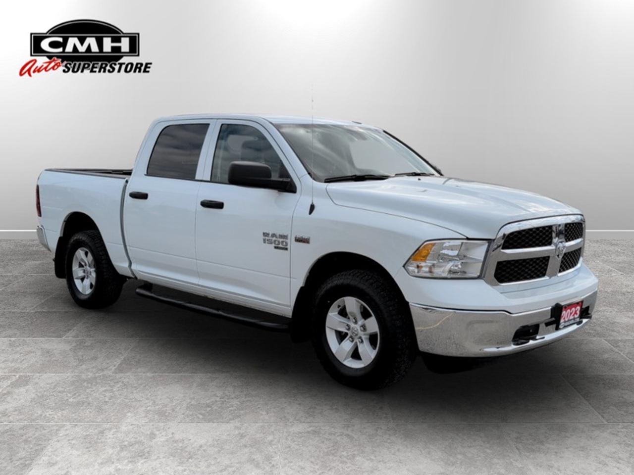 2023 RAM 1500 Classic SLT  **5.7L HEMI - NO ACCIDENTS** Photo4
