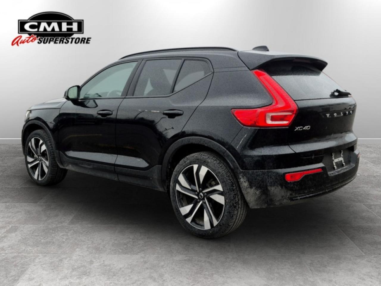 2024 Volvo XC40 B5 Plus Dark Theme  **MHEV - SUNROOF** Photo