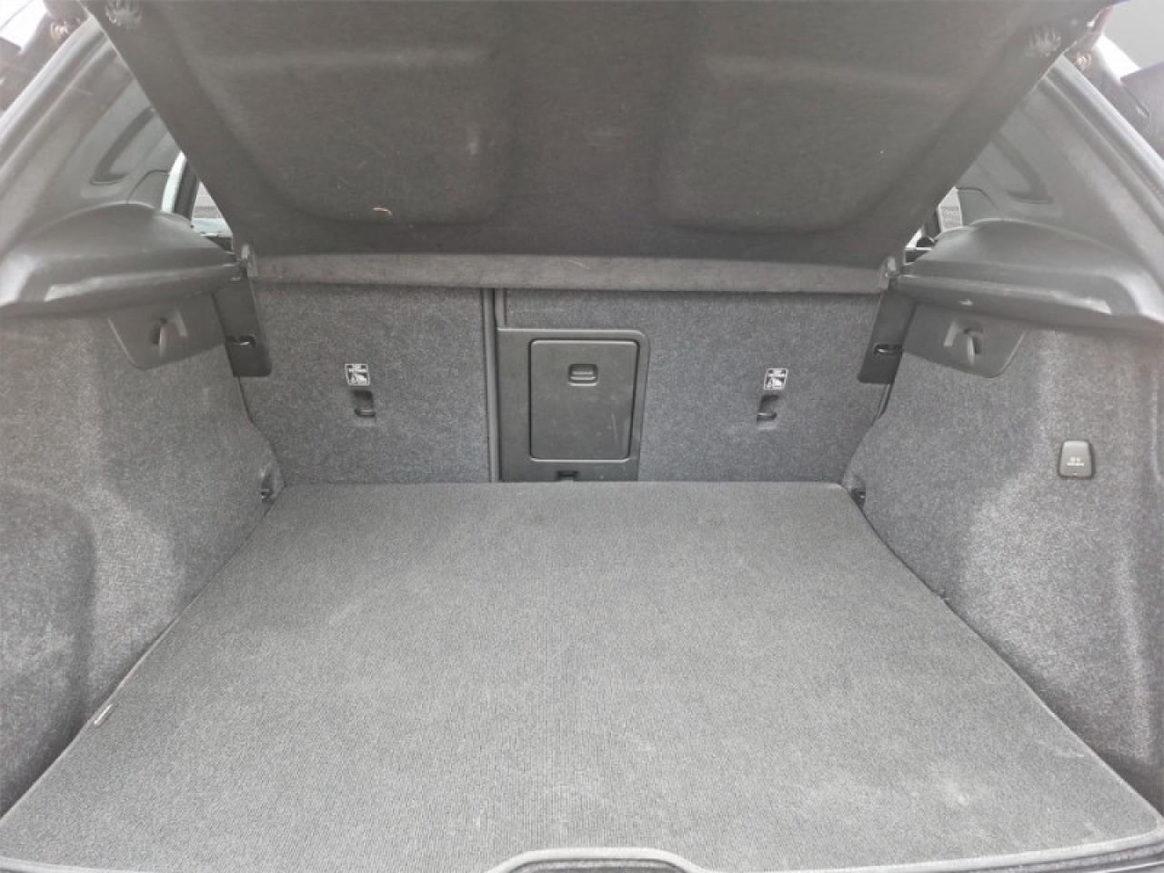 2024 Volvo XC40 B5 Plus Dark Theme  **MHEV - SUNROOF** Photo