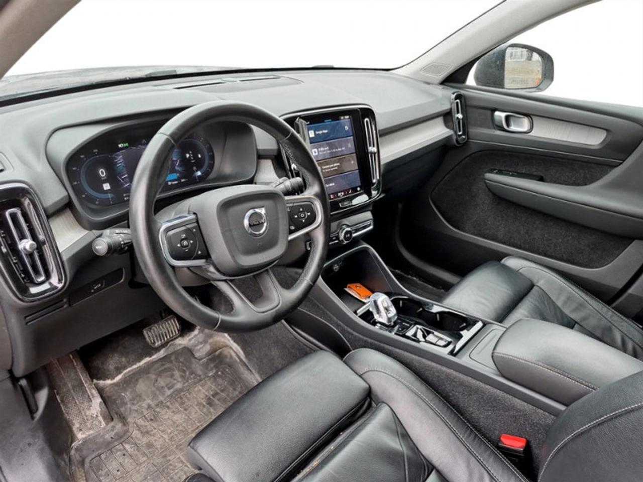 2024 Volvo XC40 B5 Plus Dark Theme  **MHEV - SUNROOF** Photo