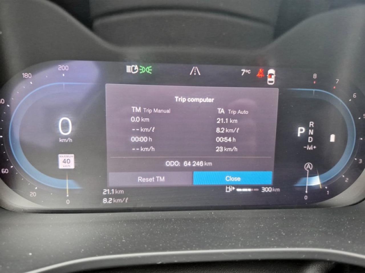 2024 Volvo XC40 B5 Plus Dark Theme  **MHEV - SUNROOF** Photo