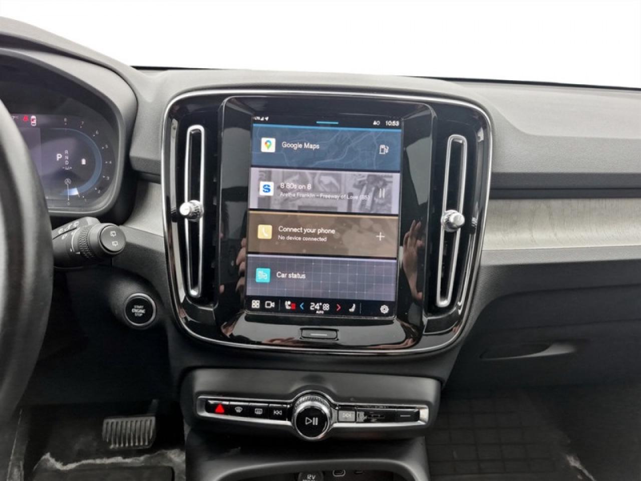 2024 Volvo XC40 B5 Plus Dark Theme  **MHEV - SUNROOF** Photo