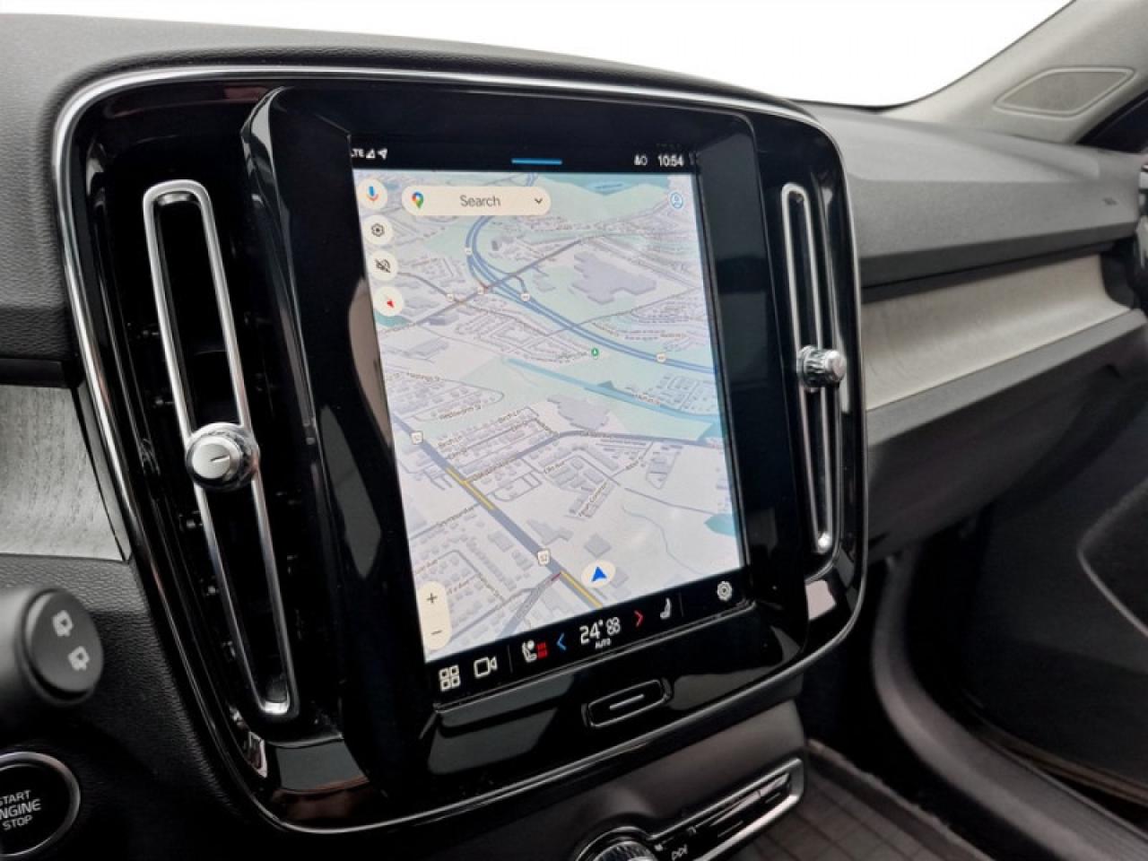 2024 Volvo XC40 B5 Plus Dark Theme  **MHEV - SUNROOF** Photo