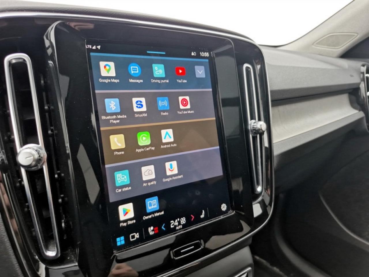 2024 Volvo XC40 B5 Plus Dark Theme  **MHEV - SUNROOF** Photo