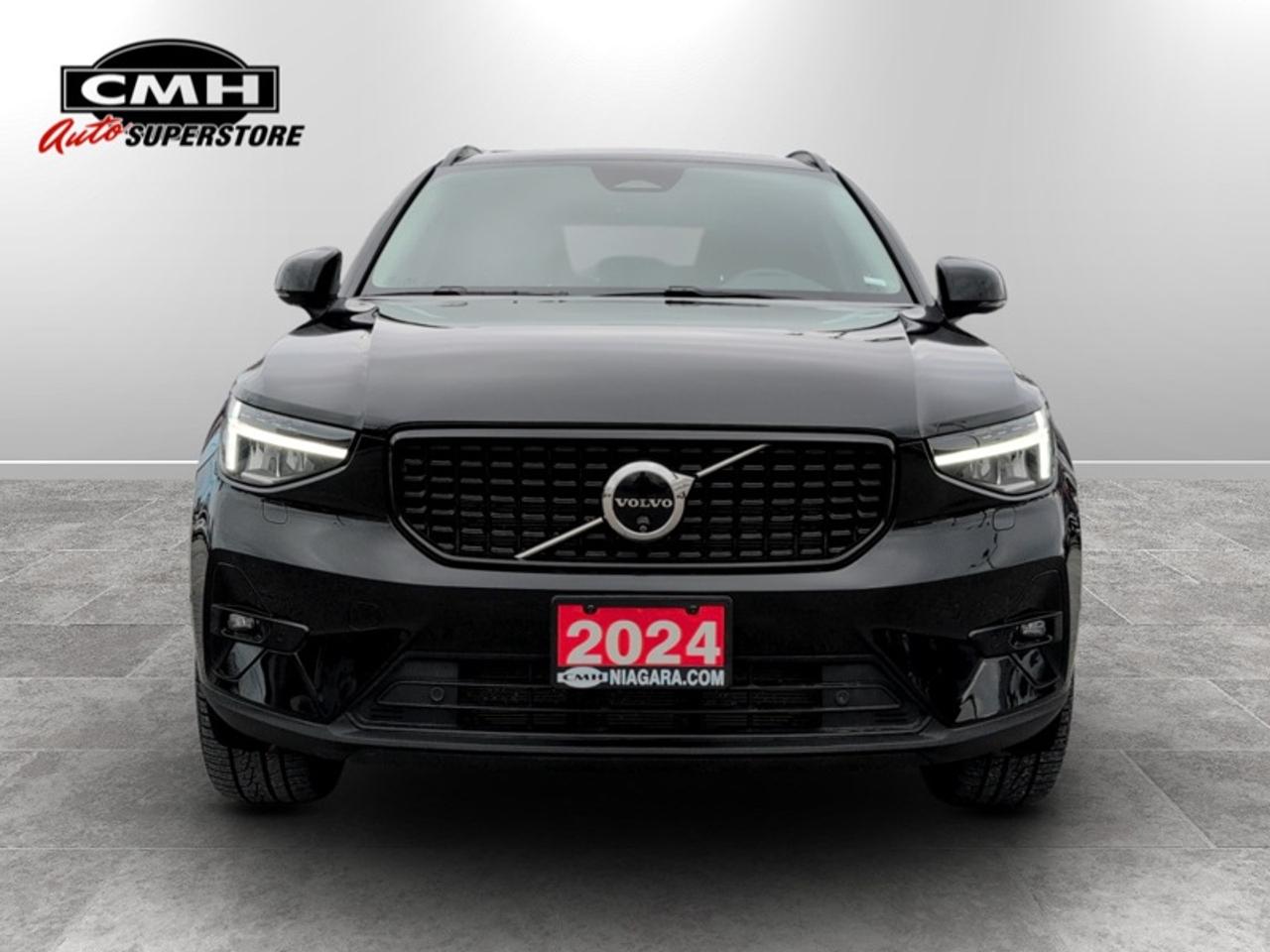 2024 Volvo XC40 B5 Plus Dark Theme  **MHEV - SUNROOF** Photo