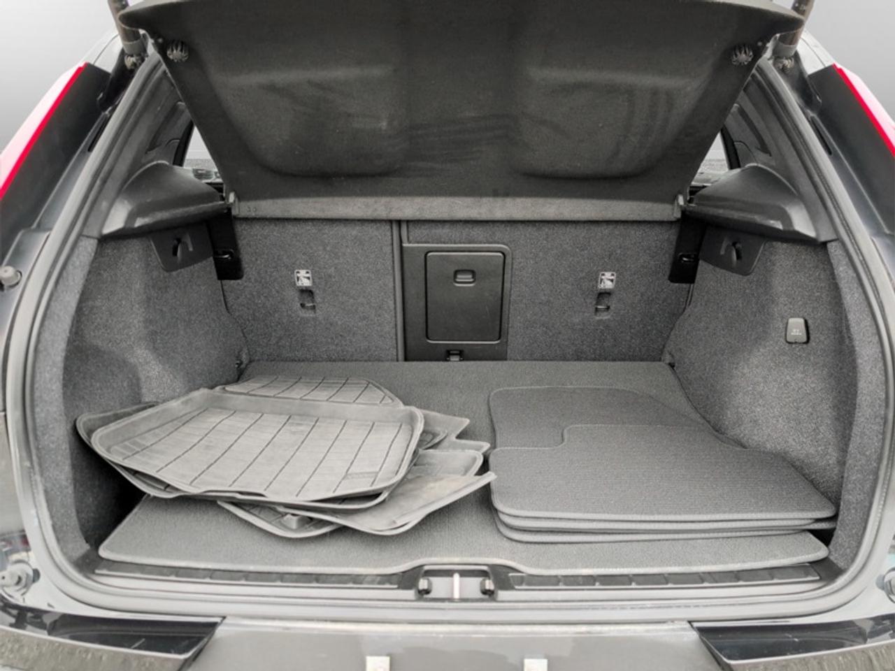 2024 Volvo XC40 B5 Plus Dark Theme  **MHEV - SUNROOF** Photo