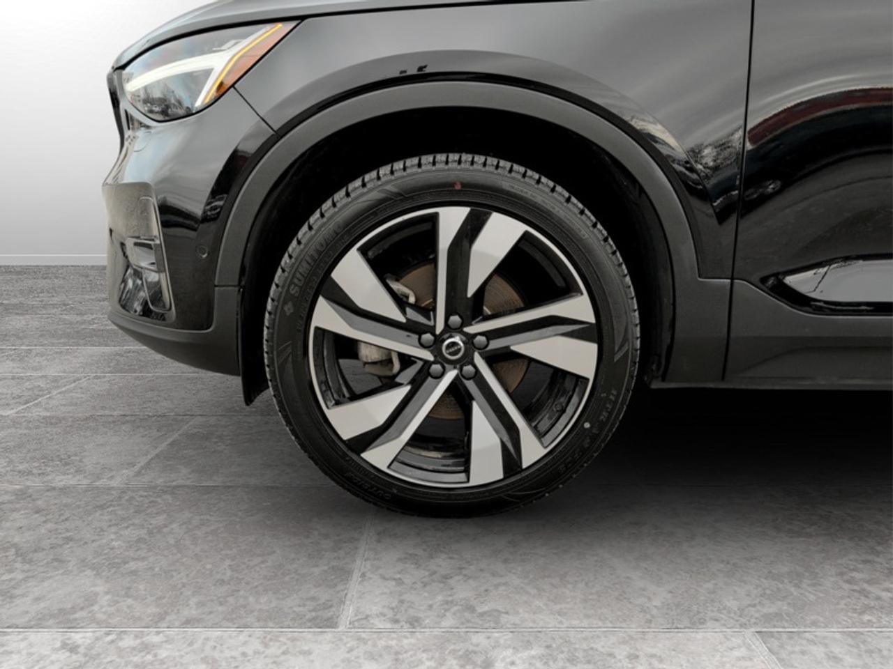 2024 Volvo XC40 B5 Plus Dark Theme  **MHEV - SUNROOF** Photo
