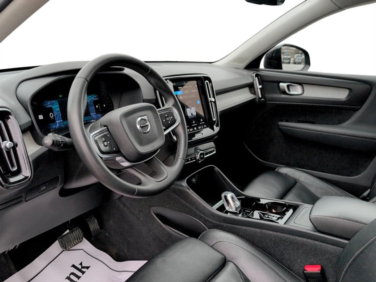 2024 Volvo XC40 B5 Plus Dark Theme  **MHEV - SUNROOF** Photo