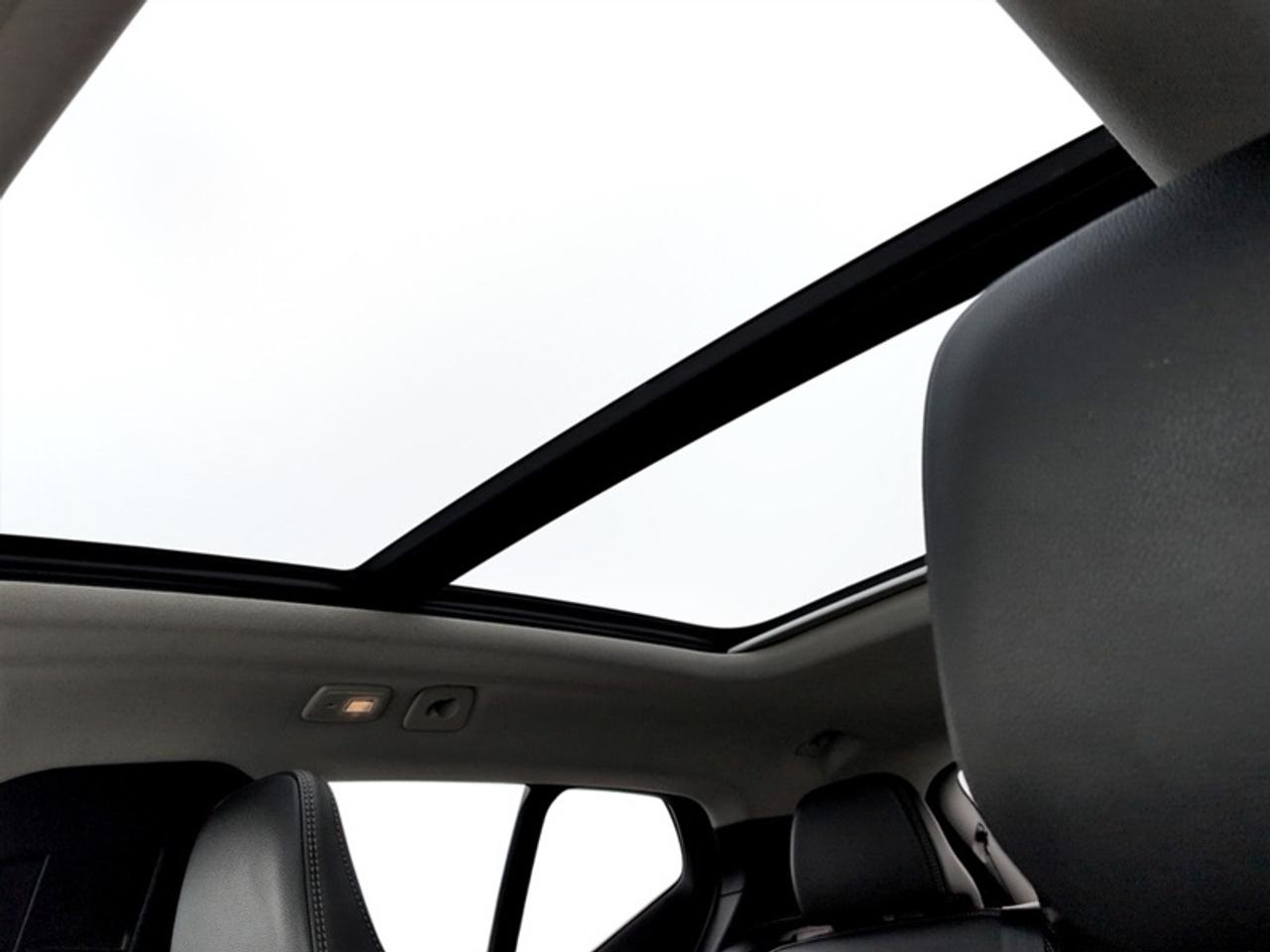 2024 Volvo XC40 B5 Plus Dark Theme  **MHEV - SUNROOF** Photo