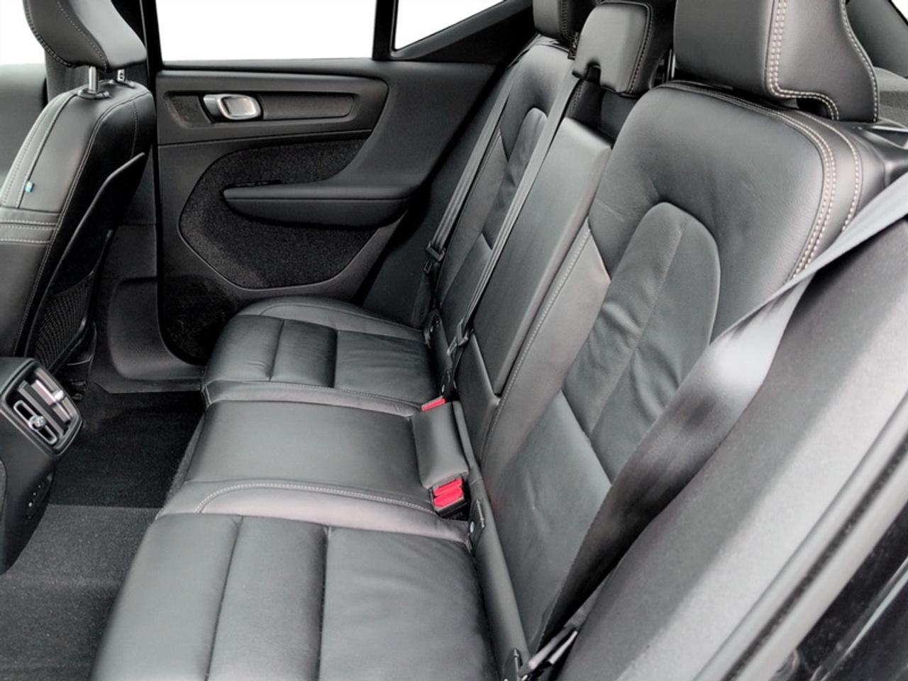 2024 Volvo XC40 B5 Plus Dark Theme  **MHEV - SUNROOF** Photo