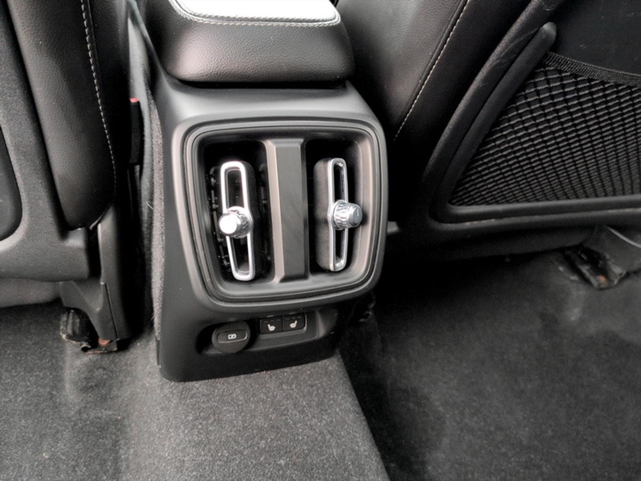 2024 Volvo XC40 B5 Plus Dark Theme  **MHEV - SUNROOF** Photo