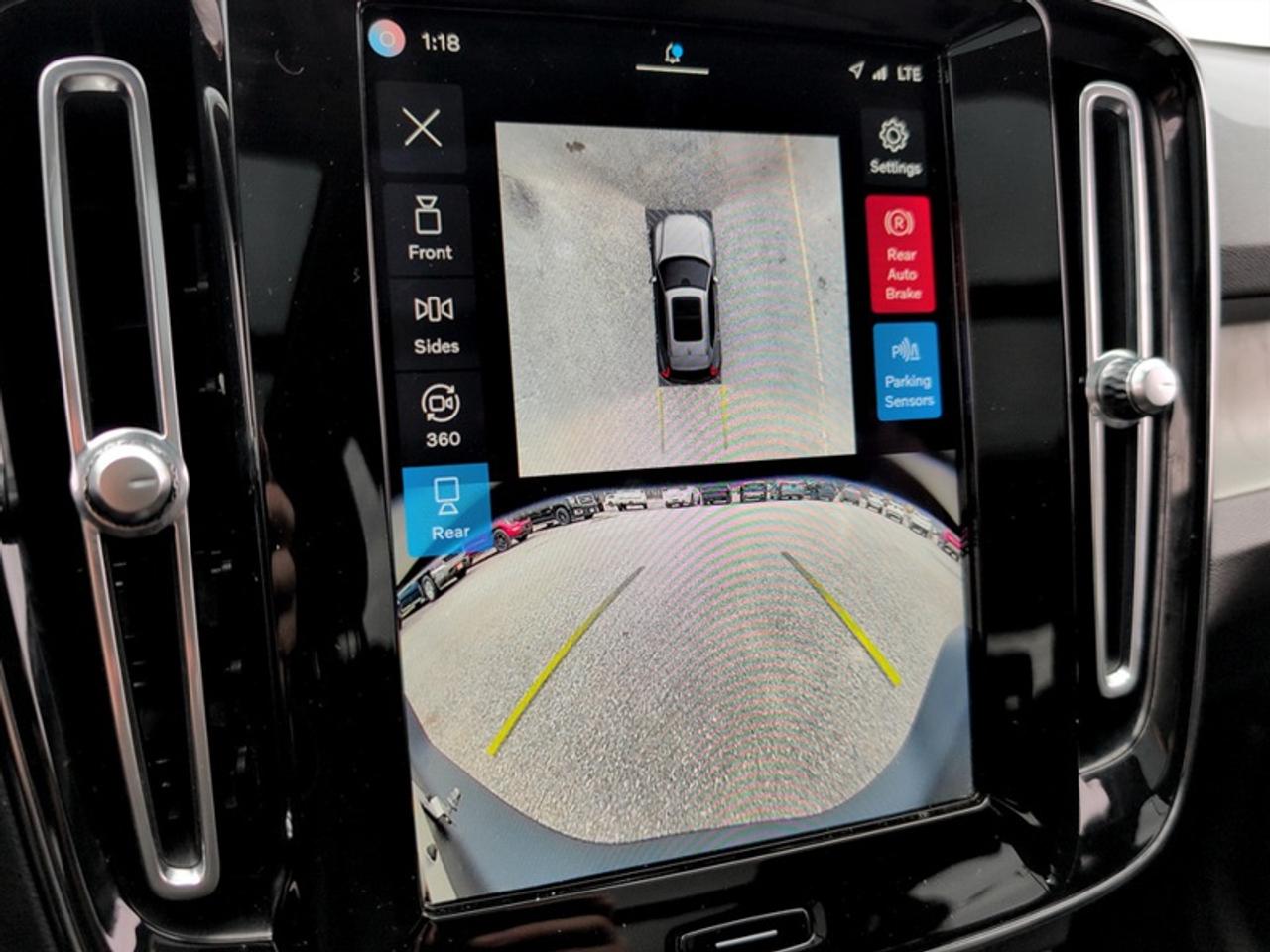 2024 Volvo XC40 B5 Plus Dark Theme  **MHEV - SUNROOF** Photo