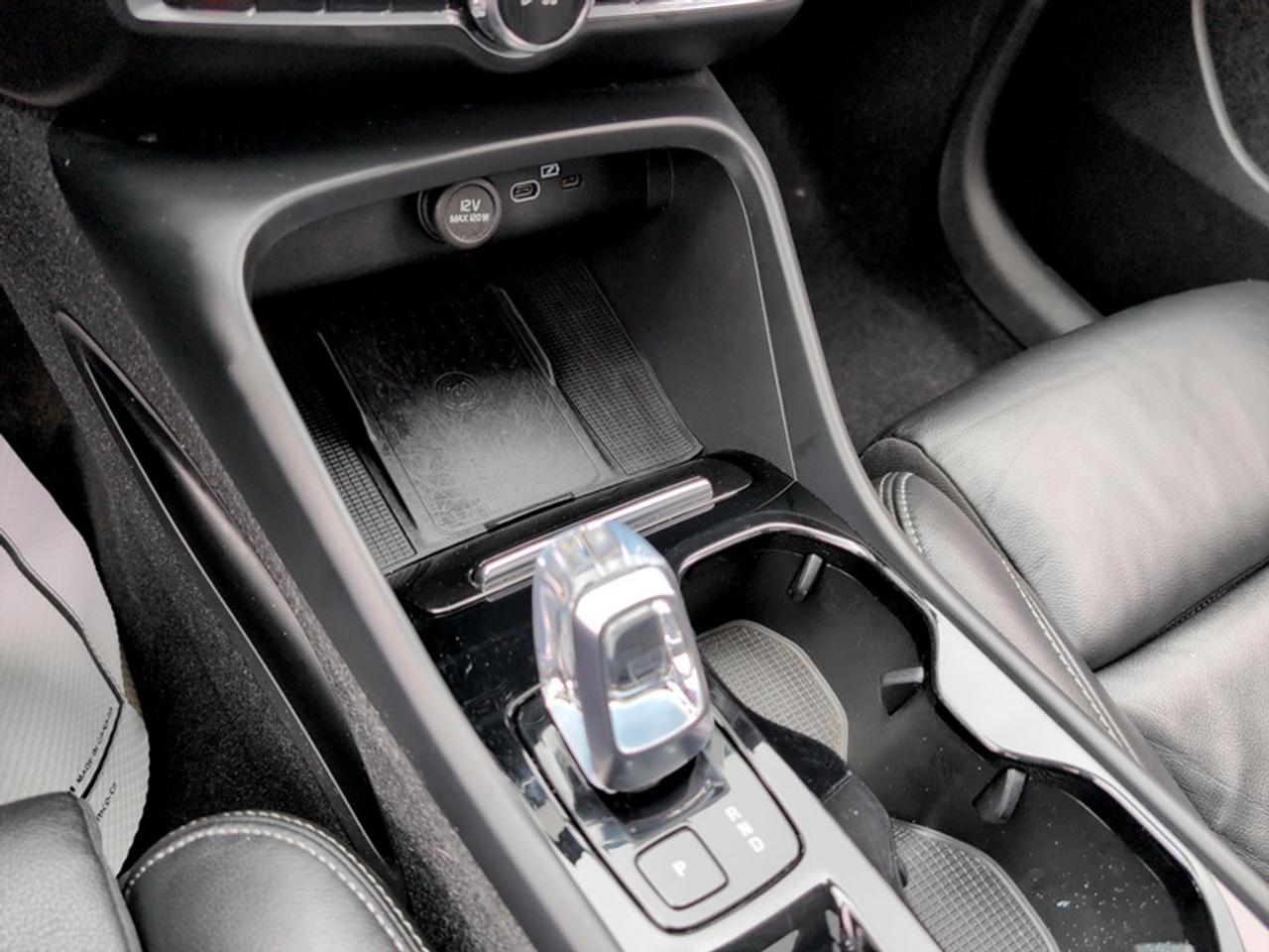 2024 Volvo XC40 B5 Plus Dark Theme  **MHEV - SUNROOF** Photo