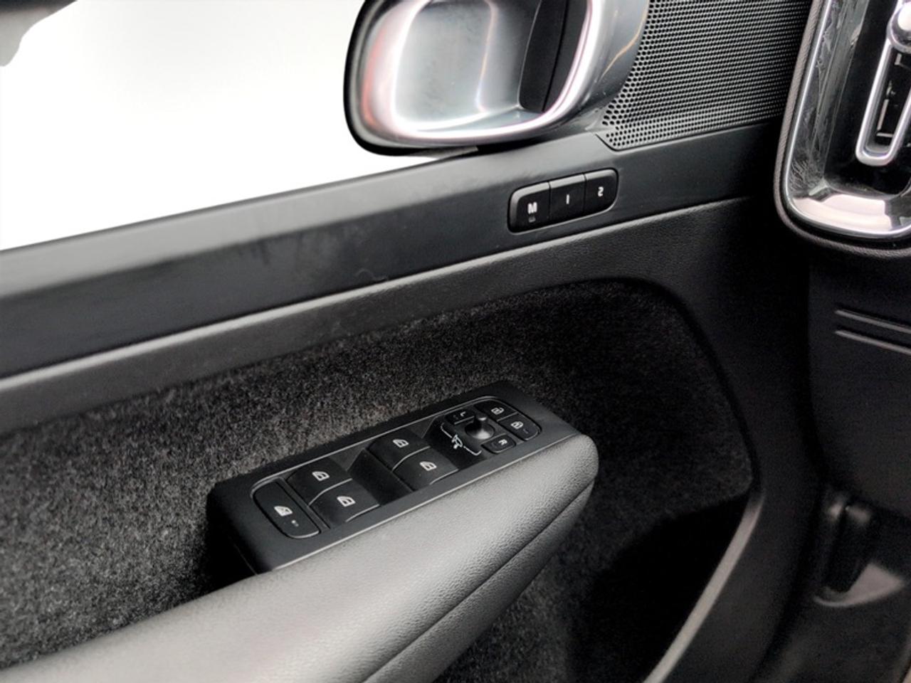 2024 Volvo XC40 B5 Plus Dark Theme  **MHEV - SUNROOF** Photo