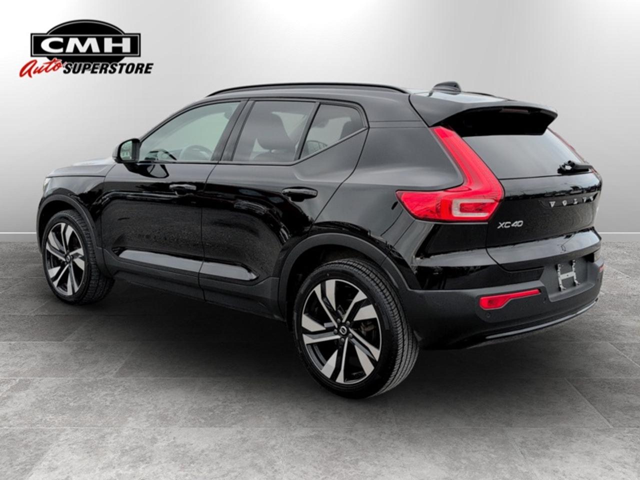 2024 Volvo XC40 B5 Plus Dark Theme  **MHEV - SUNROOF** Photo2