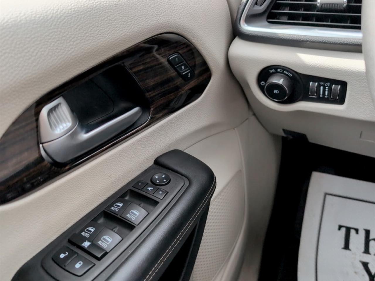 2023 Chrysler Pacifica Limited AWD  **PANO ROOF** Photo