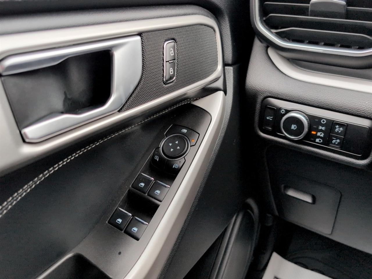 2024 Ford Explorer XLT  **6 PASSENGER** Photo