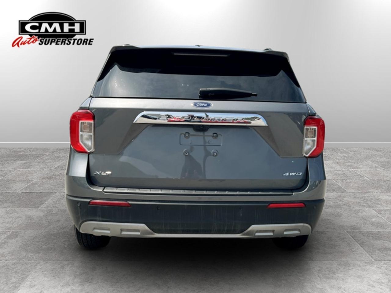 2024 Ford Explorer XLT  **6 PASSENGER** Photo